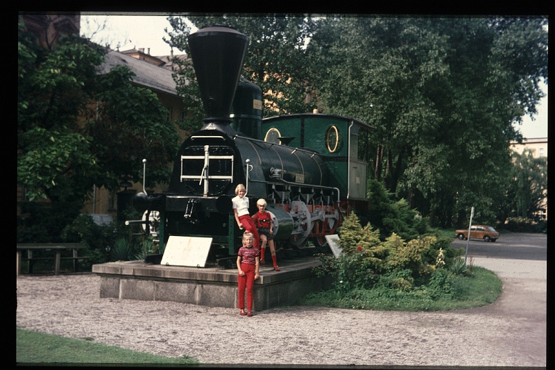34.Linz jul 1972 Brigitte,Marion,Peter.JPG